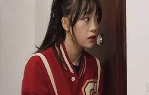 Cứ mỗi lần đến kỳ đóng tiền nhà cô gái lại biến thành người khác